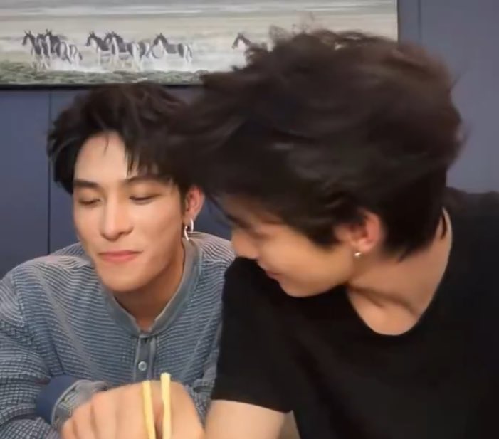 Lovesleepy22's tweet image. พี่ซีนางร้ายนะรู้ว่าน้องมันขี้เขินก็ชอบ
เอาหน้าไปใกล้ๆ ยัยเจาเจาได้เมะรุก
ที่เดินเกมรุก100%ไม่มีถอย🤣 
#xizhao