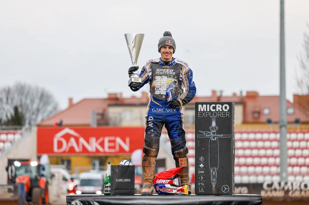 tzostrovia's tweet photo. Co to były za emocje! Robert Lambert wygrywa Speed Masters Memoriał Rifa Saitgariejewa. 🏁🔥
Podium uzupełniają Brady Kurtz i Bartosz Zmarzlik.
Widzimy się już w Wielką Sobotę na inauguracji sezonu ligowego!
📷 Wojciech Tarchalski
#SpeedMasters #ostrówwielkopolski https://t.co/IVpjnGm29P