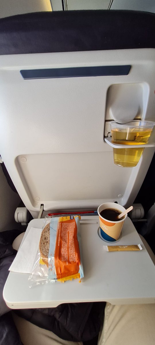ESTRENO DE <a href="/KLM/">KLM</a> EN #ASTURIAS 💙💛

Aquí unas imágenes de la experiencia con el despegue, la aproximación a Asturias, el desembarque en el Principado y lo que ofrecen, gratuitamente, en los vuelos de KLM.

Atención de 10 y personal encantador.

Ha llegado una joya al Principado.