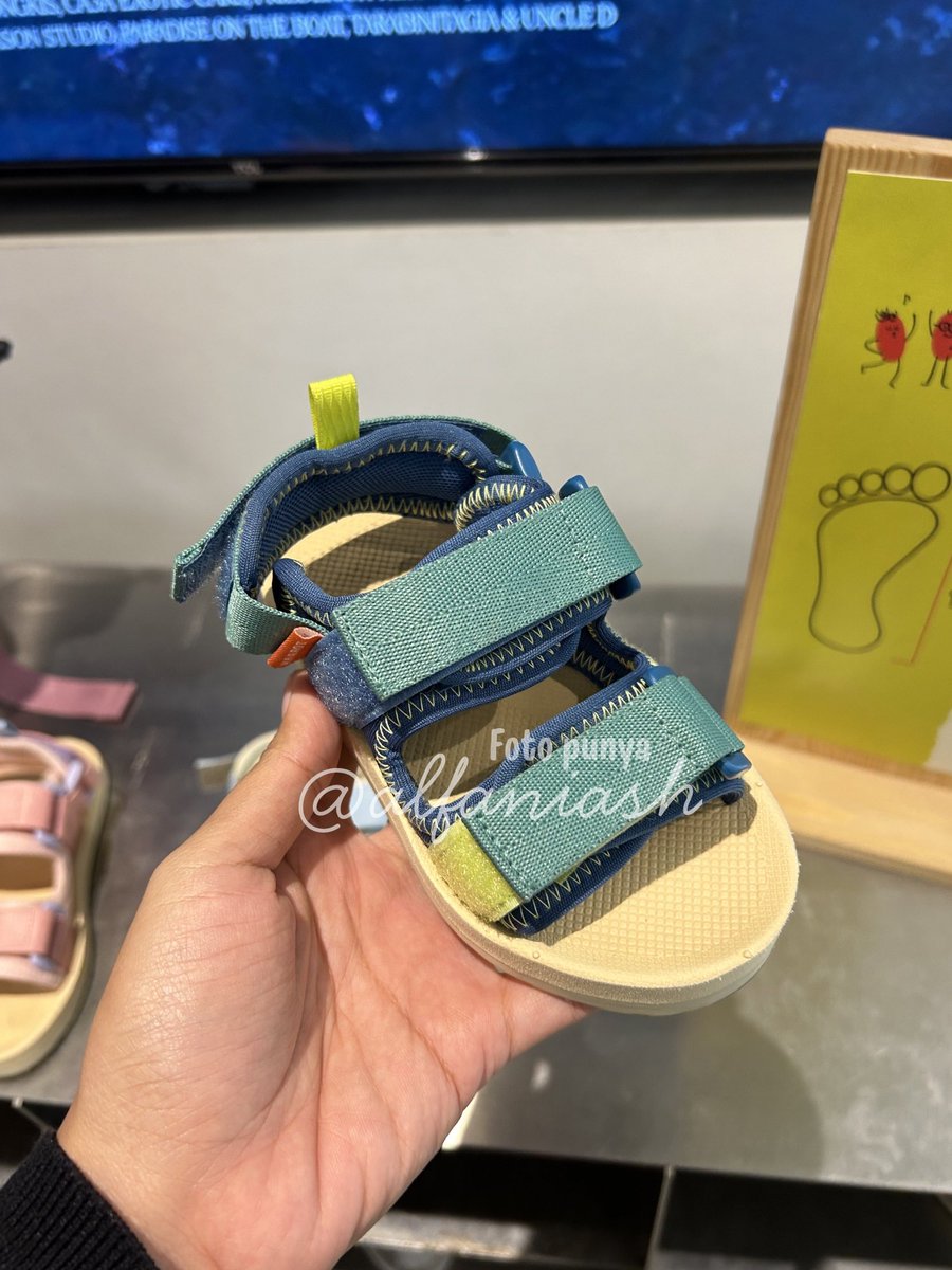 alfaniash's tweet photo. Keputusan yang tepat beliin sepatu sendal ini buat anak lanang, worth the price!🥹❤️✨ https://t.co/g3XdGBUAcH