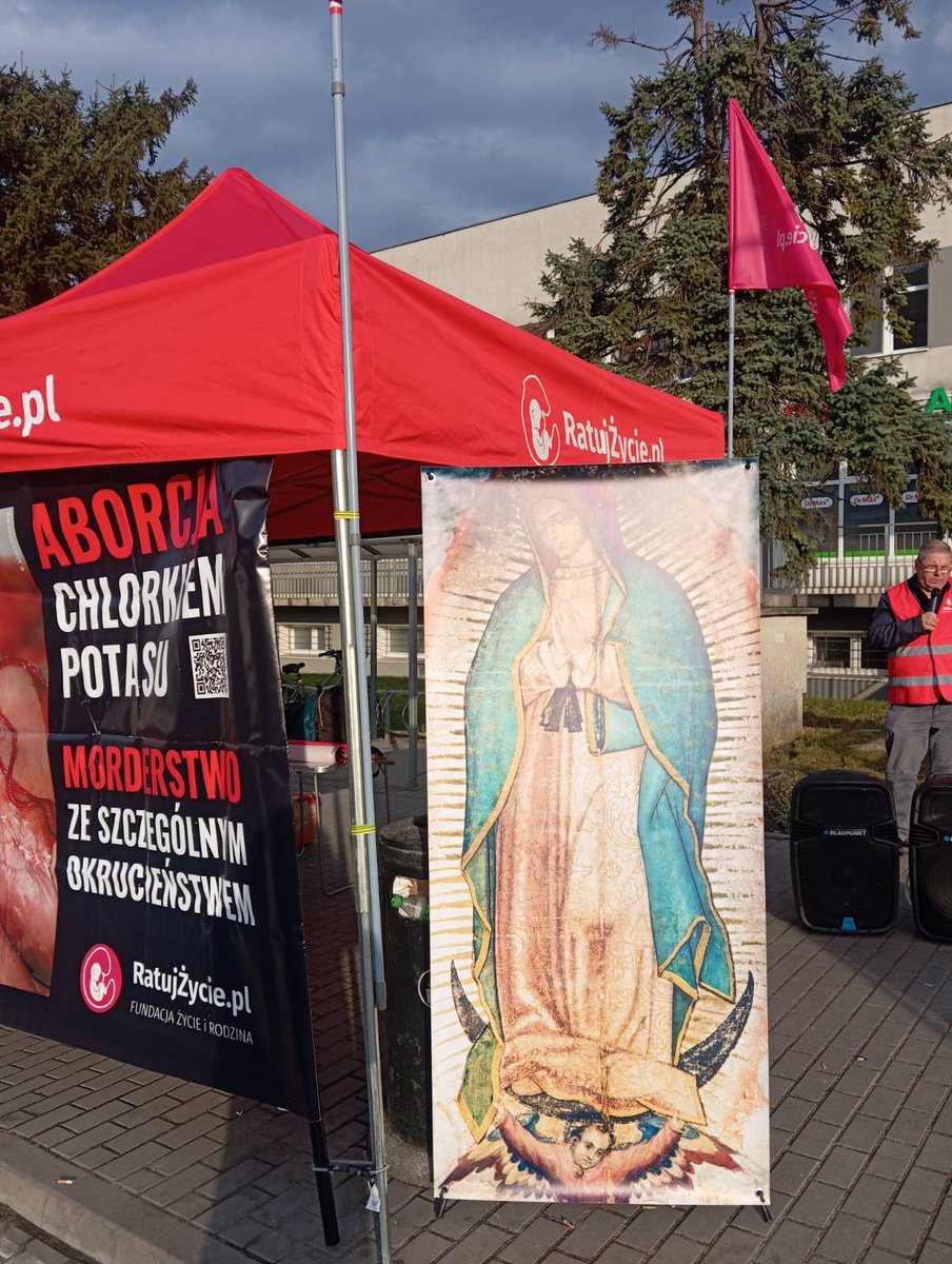 kasprzak_k_'s tweet photo. Właśnie teraz pod gdańskim szpitalem na Zaspie trwa Publiczny Różaniec o Zatrzymanie Aborcji. Dlaczego modlimy się właśnie dziś? Bo jesteśmy świadkami desperackich prób uciszenia obrońców życia! 

Urzędnicy @Dulkiewicz_A , ramię w ramię z lewicowymi aktywistami i dyrekcją placówki, dwoją się i troją, by przeforsować tzw. strefę buforową. Ich cel jest jasny: wyrzucić modlitwę poza zasięg wzroku i słuchu. 
Jak chcą to zrobić?
Gdy w poprzednich miesiącach lewacka bojówka chciała się do rejestrować w miejsce naszego Różańca, to dostawała rejestrację. Urząd Miasta Gdańsk tłumaczył wtedy naszej koordynatorce Joannie, że rejestracja Publicznego Różańca nie daje jej wyłączności miejsca i mogą tam być inne zgromadzenia
Teraz narracja się zmieniła. Miasto „dogadało się” z KOD-em, rejestrując ich zgromadzenie jako pierwsze, byle tylko zablokować legalną modlitwę planowaną na 19 kwietnia, a naszego Różańca nie chce dopuścić pod szpital!

To jasny sygnał: boicie się Różańca jak egzorcyzmów. Wasz lęk jest dla nas dowodem, że to miejsce potrzebuje potężnego szturmu do nieba. Nie damy się zastraszyć biurokratycznym sztuczkom ani ideologicznej presji.

A planowany Publiczny Różaniec o Zatrzymanie Aborcji i tak się odbędzie!
Spotykamy się 19 kwietnia o godzinie 12:00 dokładnie tam, gdzie chcą nam zakazać wstępu - pod szpitalem na Zaspie. Skoro zło tak zaciekle walczy z obecnością modlitwy w tym miejscu, to znaczy, że jest ona tam niezbędna!