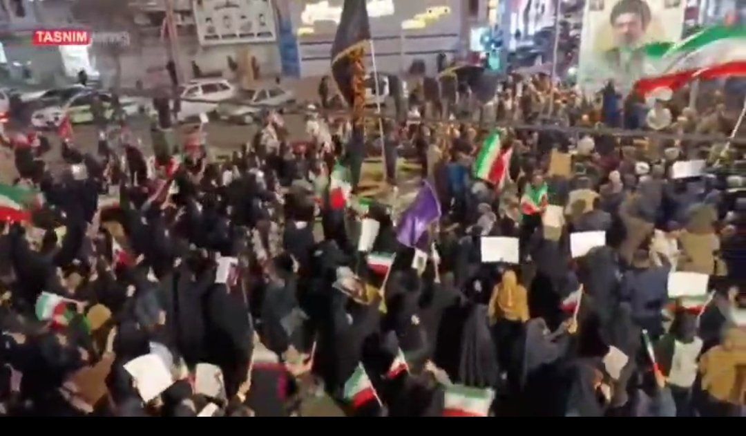 اینجا ایران جان است و زندگی در دل جنگ به بهترین شکل جریان دارد؛ زیر بمباران ازدواج و‌ ماه عسل هم‌ شب ها کف خیابان ‌و‌ در تجمعات! واژه شجاعت برگرفته از ایران و ایرانیست.

#تا_پای_جان_برای_ایران 
#ایران_یکدل