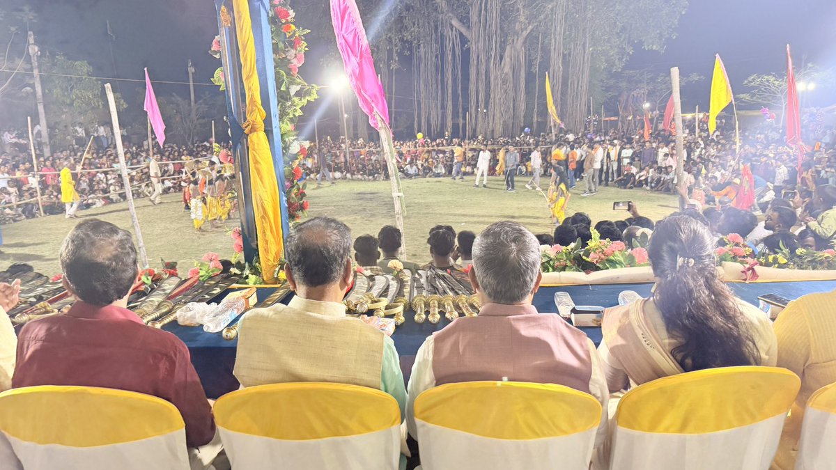 AdityaPdSahu's tweet photo. रांची जिला अंतर्गत ओरमांझी प्रखंड के ग्राम बारीडीह में रामनवमी पूजा सह वीर बजरंग मेला समिति द्वारा रामनवमी के पावन अवसर पर आयोजित भव्य शस्त्र प्रदर्शन कार्यक्रम में शामिल हुआ।

इस अवसर पर विभिन्न क्षेत्रों से पधारे श्रद्धालुओं एवं प्रतिभागियों को सम्मानित कर उनका उत्साहवर्धन किया।

कार्यक्रम में पूर्व सांसद श्री रामटहल चौधरी जी सहित समिति के पदाधिकारी एवं बड़ी संख्या में ग्रामीण एवं श्रद्धालु उपस्थित रहे।

जय श्री राम 🚩

@BJP4India @NitinNabin @blsanthosh