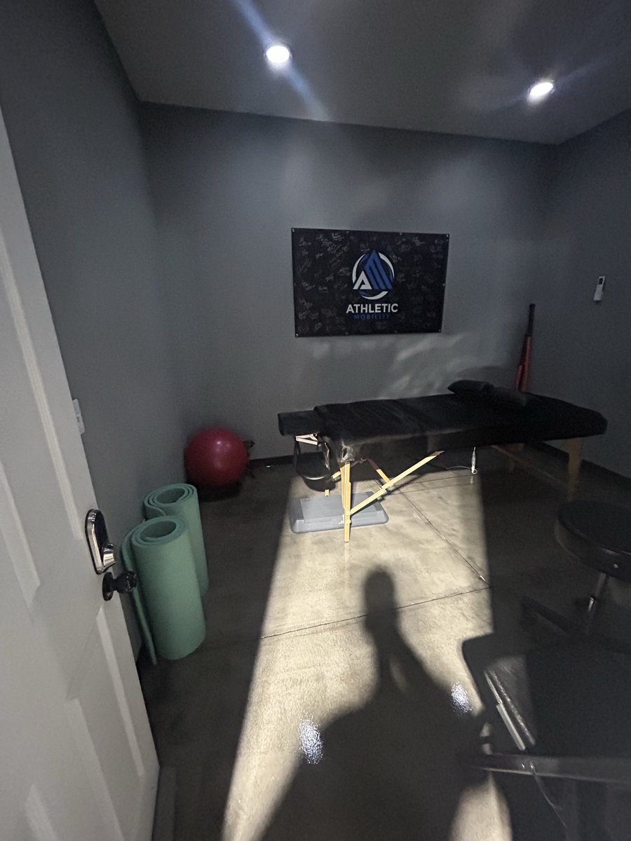 liam_laberge's tweet photo. Got a great recovery and body reset session with @Lisasemientx to prepare my body for what is to come in the off season! #TrainedToGo #Recovery
@bmecamps @coach_crumedy @CoachDavis99 https://t.co/dbiry48PZf