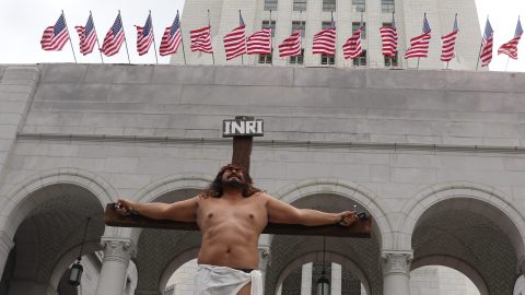 cafocaressv's tweet photo. Miedo al ICE no detiene a inmigrantes de asistir a celebraciones por Semana Santa. Aún con temor, muchos aseguran que acudirán a la Iglesia en esta fecha de suma importancia para la comunidad católica. Cortesía La Opinión https://t.co/TV1AM8jpYT