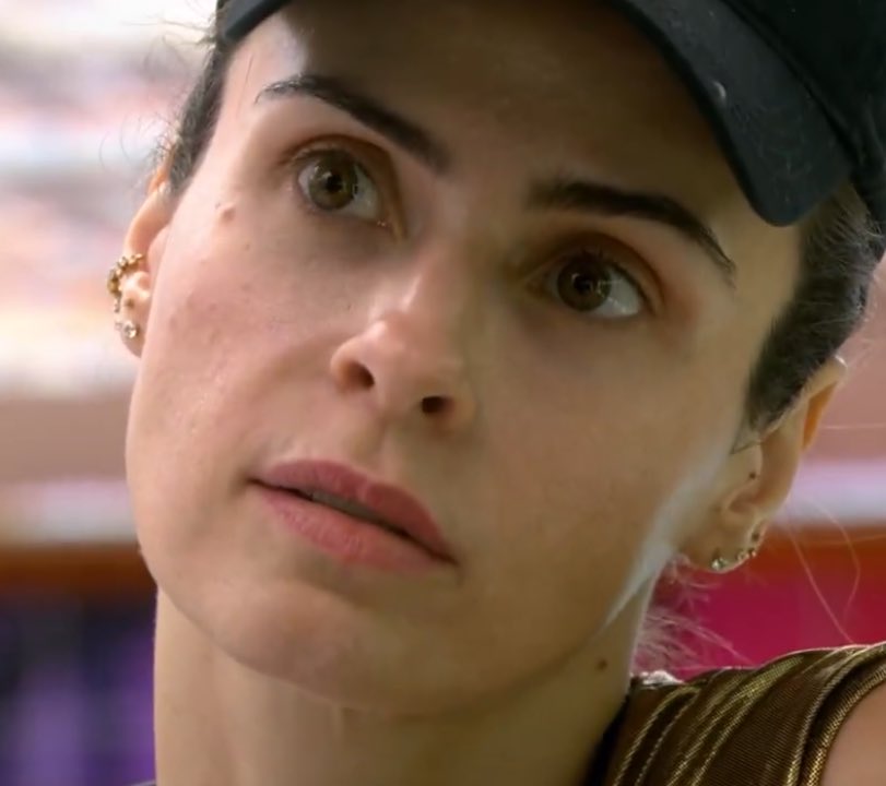 Dantinhas's tweet photo. 🔥Ana Paula: “Eu propago a beleza e o caos” 

Solange: “Beleza aonde?” 

Ana Paula: “Interior e exterior que eu tenho” 

Solange: “Gente, é mesmo? O povo vai ter que procurar aí…” #BBB26 https://t.co/ju1hHzmBY3