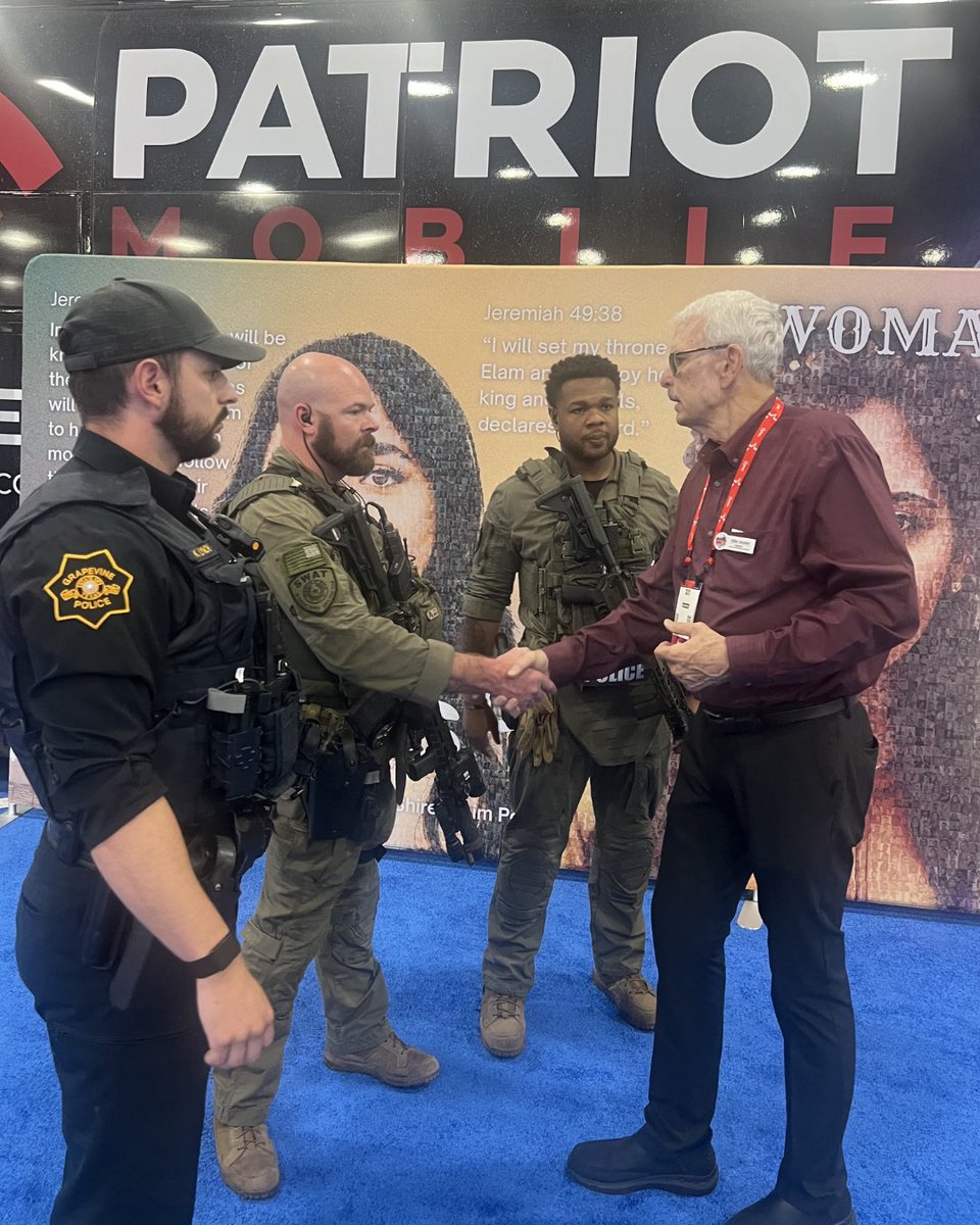 ColMike4Dallas's tweet photo. Incredible time at #CPAC! 🇺🇸

Stopped to thank our dedicated law enforcement officers for their service. Also great to meet Dean Cain and catch up with Mike Lindell regarding his run for Governor of Minnesota. https://t.co/H62QwvC6wl