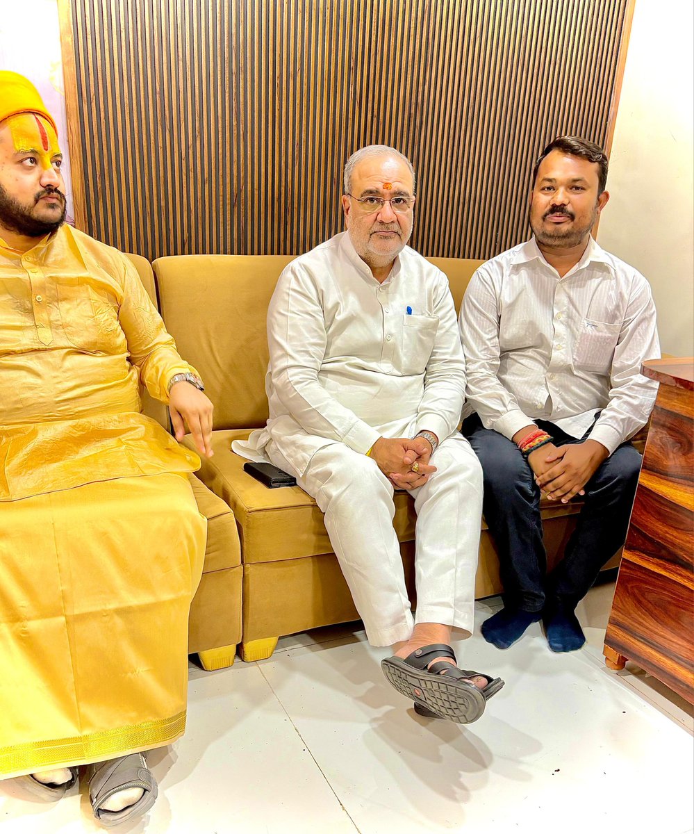 Mohit01mr's tweet photo. आज उत्तर प्रदेश भारतीय जनता पार्टी  नि.वर्तमान प्रदेश अध्यक्ष आदरणीय श्री भूपेंद्र सिंह चौधरी जी का बुंदेलखंड वीर भूमि झांसी आगमन पर स्वागत किया । आदरणीय, नि.वर्तमान प्रदेश अध्यक्ष जी का मार्गदर्शन के साथ स्नेह प्राप्त हुआ @Bhupendraupbjp https://t.co/2rGPy6P0AD