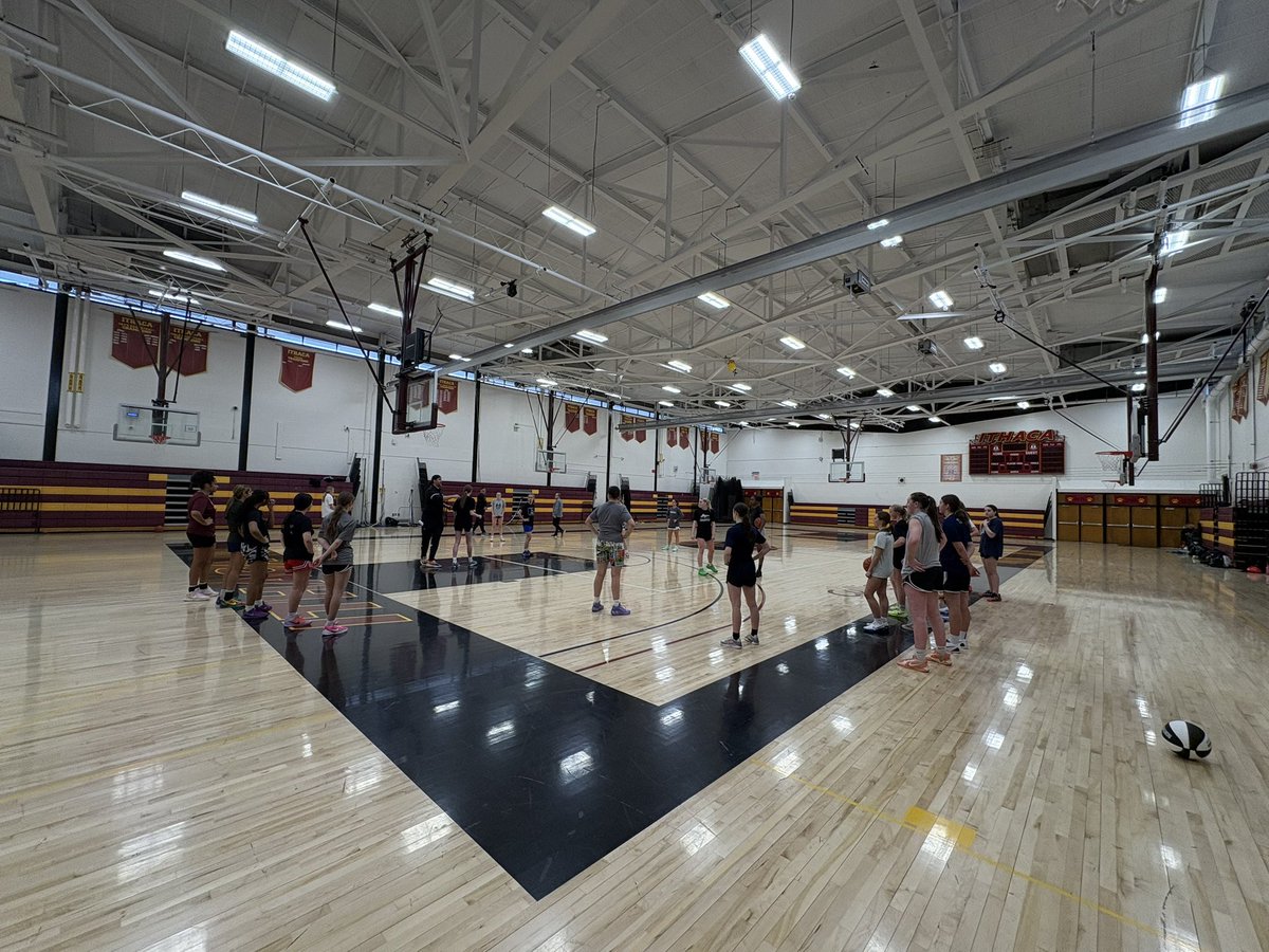 NYSTakeover's tweet image. #TodaysOffice
Ithaca

Using a weekend day to watch practice instead of some tournament? Indeed. The longer I do this, the more I like mixing in this setting. Plus the collection of talent in this gym… can’t pass it up.

19 days from April viewing period!
All eyes on @TeamNEHoops