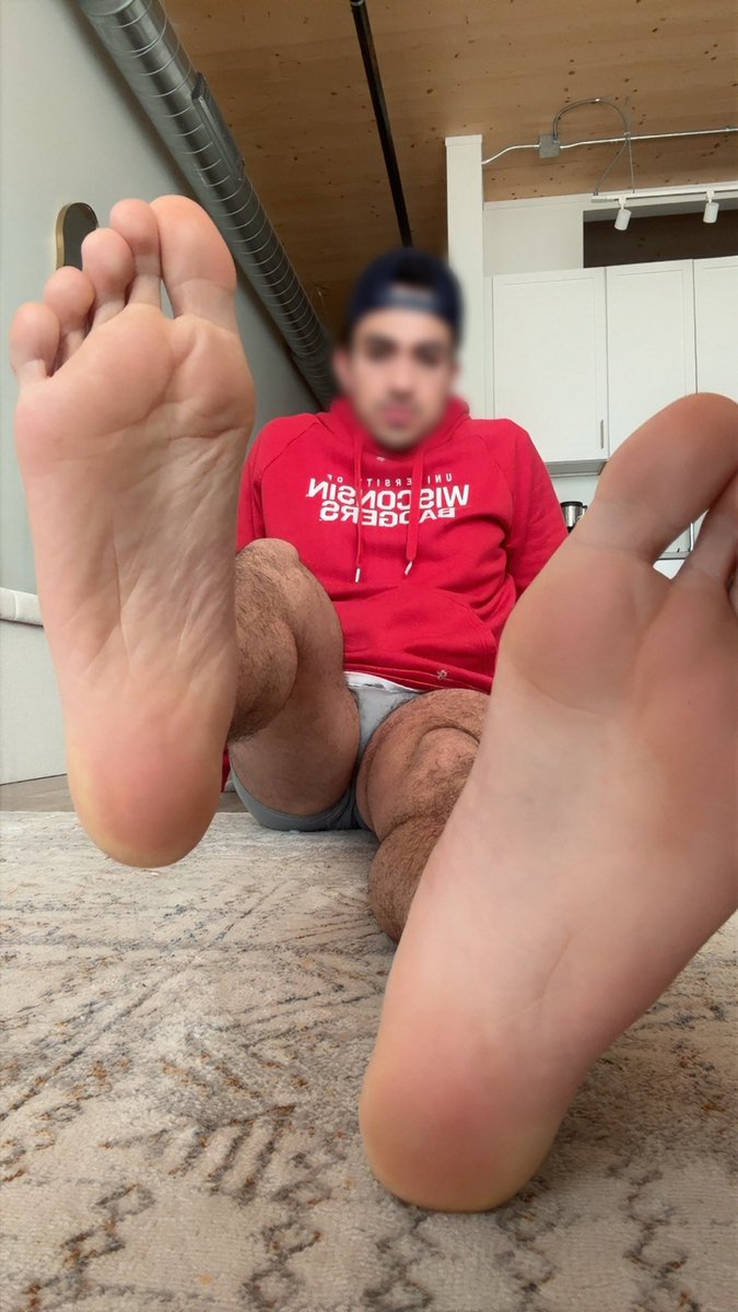 Big Bro Feet tweet media