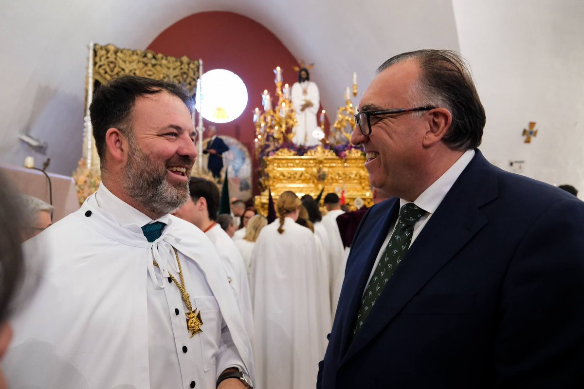 Arturo_BernalB's tweet photo. La Semana Santa se vive de forma única en cada rincón de Andalucía. Hoy he querido pasar el Domingo de Ramos en Dos Hermanas, compartiendo con @amcautivodh esos instantes previos a la salida.

Que tengáis una buena estación de penitencia. https://t.co/tmEVM4i8YP