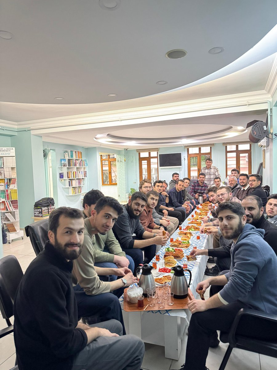 AkdavMerkez's tweet photo. Üniversiteli kardeşlerimiz ile Eyüpsultan Camiinde Sabah namazın'da buluşmamızı gerçekleştirdik.

Namaz sonrasında vakıf binamızda kahvaltı ve çay sohbetimizi gerçekleştirerek kardeşlik bağlarımızı pekiştirdik. https://t.co/CikGJ8iL26