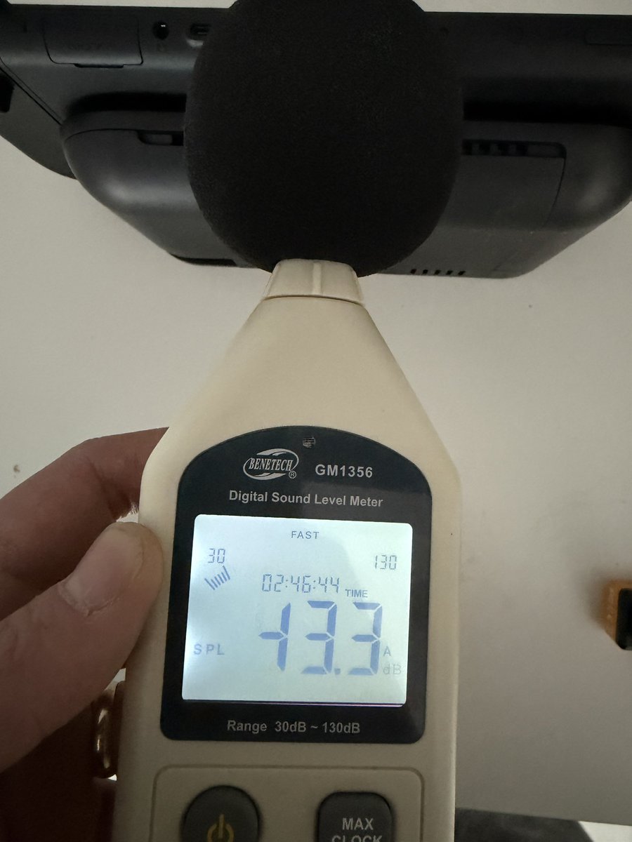 Modyfikator89's tweet photo. The noise levels are the real victory. Even with the mic held DIRECTLY at the exhaust vent (0cm distance):
🤫 Docked: 43.3 dB (Quiet hum)
🤫 Handheld: 36.2 dB (Silent)
Stock units at this distance sound like jet engines (>48-55 dB).
#HardwareMod #NintendoSwitch2 #RE9 #LTTstore https://t.co/O0Nr6WIuOx