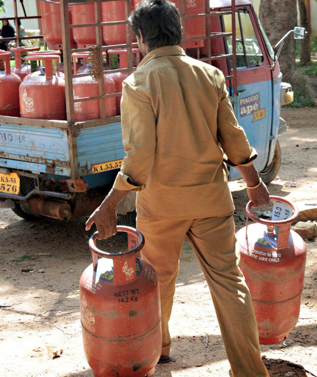 anishsingh21's tweet photo. अभी भी सिलिंडर वाले भैया सबसे पावरफुल आदमी है भारत में ।
#CylinderIssue https://t.co/QHzHMi3gBR