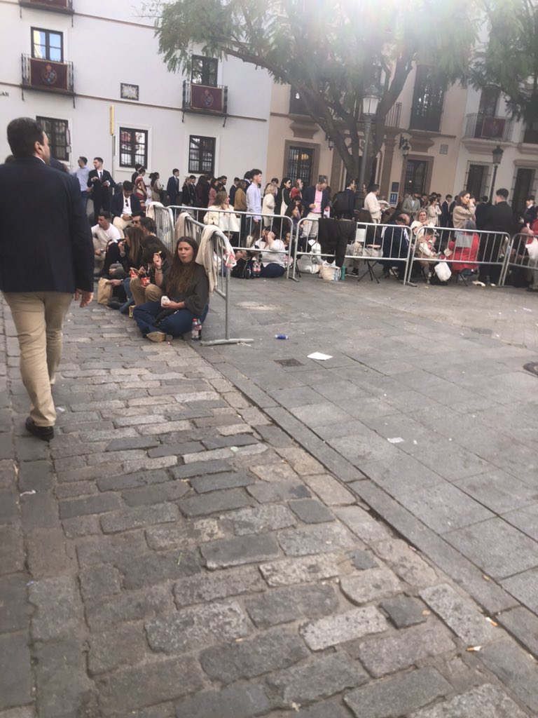 Molviedro. Más de 4 horas para que entre la cofradía. 
Un sin sentido. 🤦🏻‍♂️