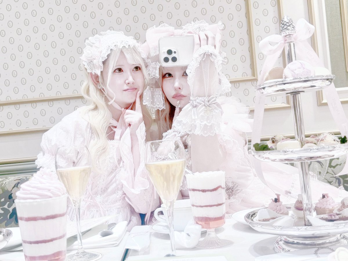 FABmoe__'s tweet photo. なんかお金？とかいうやつ払うだけで
ゼロ距離で推しメンと写真撮れた꒰՞ ܸ. .ܸ՞꒱𝜗𝜚 https://t.co/HFchrk3BFu