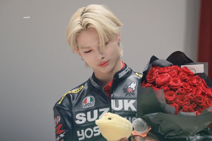 muramoles's tweet photo. One thing with nikrangdans they will always bring flower for ni-ki during fansign, he's so loved🥹🥹 https://t.co/Gu1ys7ePxR