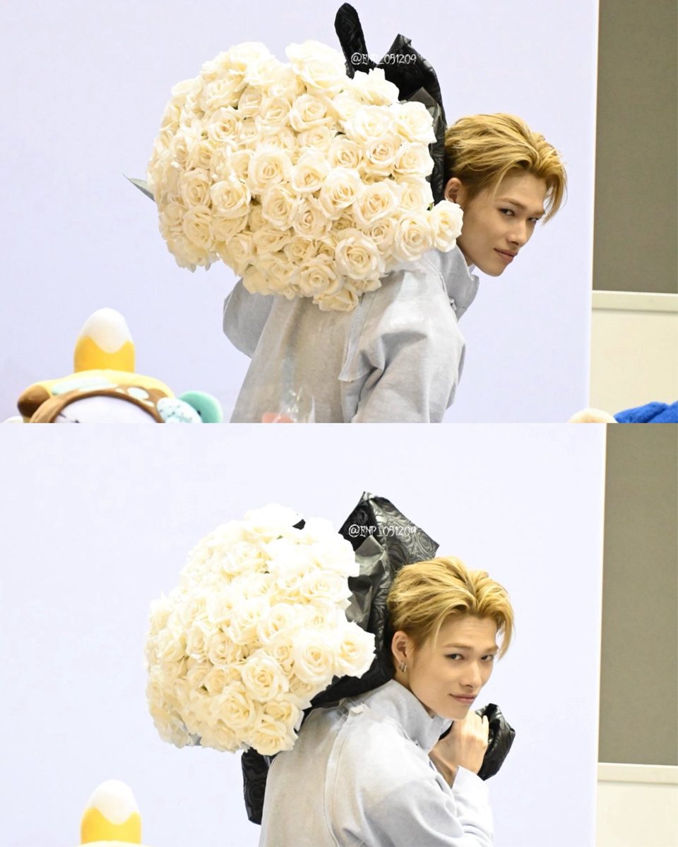muramoles's tweet photo. One thing with nikrangdans they will always bring flower for ni-ki during fansign, he's so loved🥹🥹 https://t.co/Gu1ys7ePxR