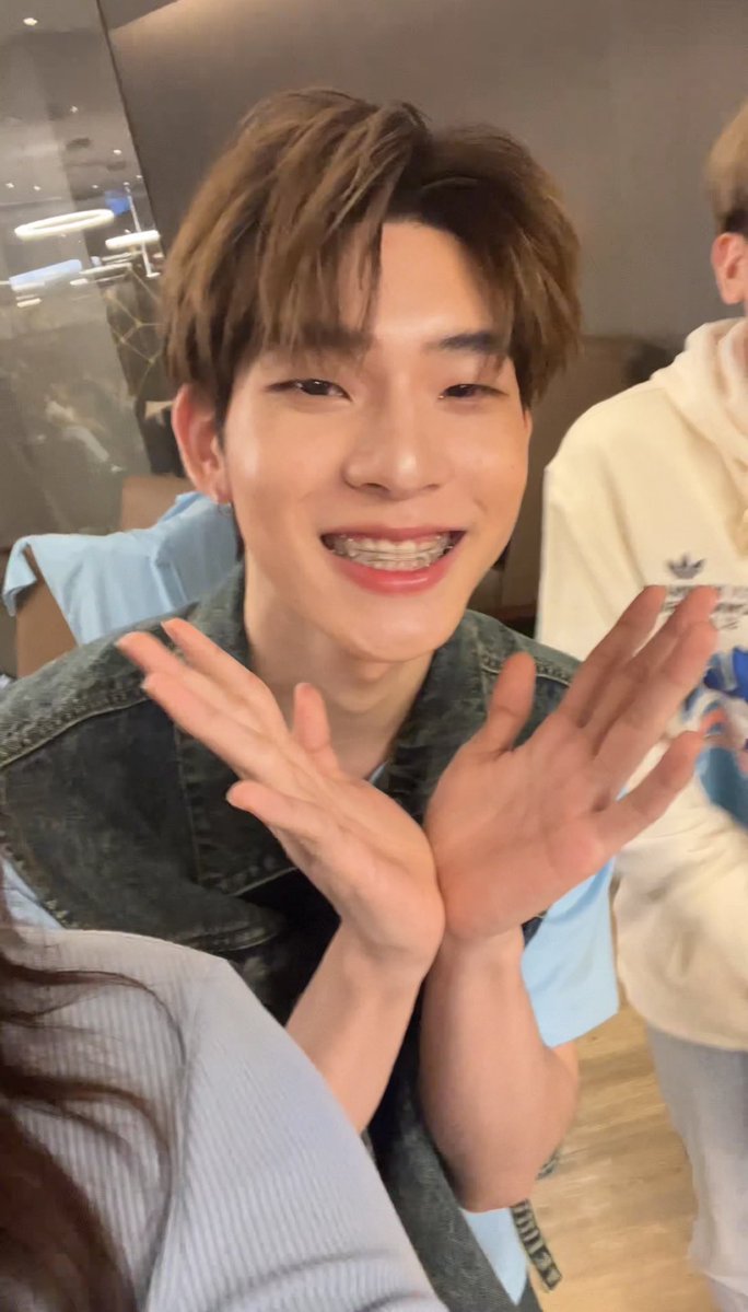 Sallypeak tweet media