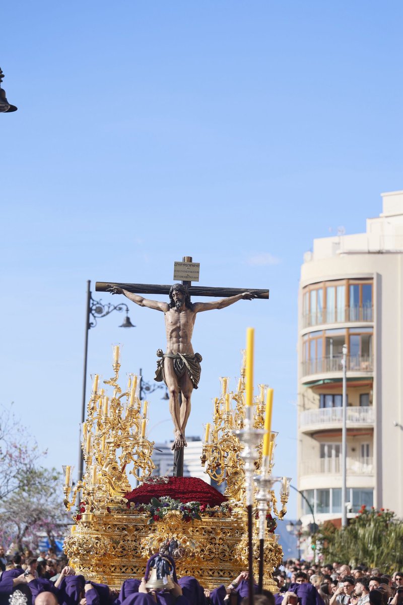 Desde el barrio de la Trinidad, el trono del Santísimo Cristo de la Esperanza en su Gran Amor (<a href="/HdadSalud/">Hermandad de la Salud</a>) avanzaba por la rampa de la Aurora. #CofradíasMLG.