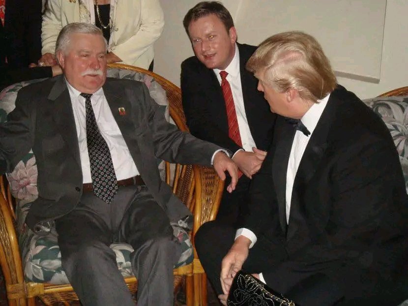 Prawacy zachwycają się występem Nawrockiego w USA, gdzie w średnio wypełnionej sali wychwalał bez wazeliny geniusz Trumpa. 
Choć Wałęsa nie jest jakimś moi wielkim idolem, to pozwolę sobie przypomnieć, że człowiek za którym dziś Nawrocki (a wcześniej Duda), biegają jak pętaki za