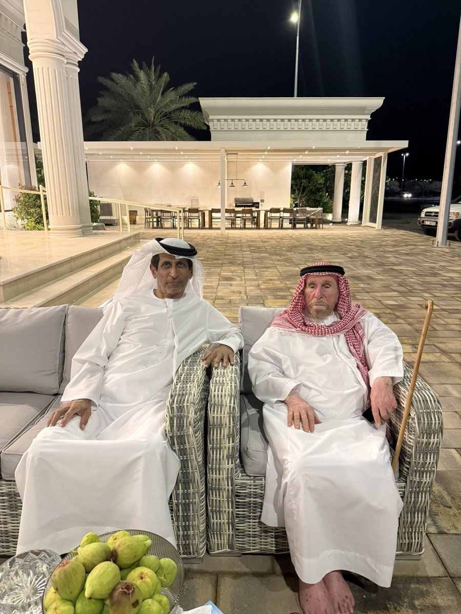 mknmaz's tweet photo. تشرفتُ بزيارة الوجيه العم عبيد بن كنيش الهاملي، أطال الله في عمره، في مجلسه العامر بظفير في ليوا

يُعدّ بو كنيش شاهدًا حيًا على فصولٍ ممتدة من تاريخ منطقة الظفرة منذ خمسينيات القرن الماضي؛ رجلٌ خطّت خطاه دروب القرى والمناطق الساحلية والبرية، وعاصر بدايات التحولات الكبرى، مشاركًا بخبرته وجهده في أعمال المسح والتنقيب عن النفط مع الشركات الوطنية والأجنبية، في زمنٍ كانت فيه البدايات تُكتب بعزيمة الرجال وإرادتهم الصلبة.
وقد دار بيننا حديثٌ ثري امتد على مدار يومين، استعاد خلاله ذكرياته مع رفاق الدرب ممن عمل معهم في مواقع مختلفة ، فتدفقت من كلماته حكايات تنبض بدفء العلاقات وصدق المشاعر ، وتعكس روح تلك المرحلة بما حفلت به من بساطةٍ وتكاتف. كما تحدّث عن علاقته الأخوية بوالدي وأعمامي، مسترجعًا أيامًا جمعتهم في مواقع العمل، حيث توثقت بينهم أواصر المودة، وصاغت مشقة العمل ملامح صداقةٍ راسخة لم تنال منها السنون.
كان لقاءً عامرًا بالذكريات ويربط الحاضر بجذوره، ويستحضر في الذاكرة صور رجالٍ صنعوا التاريخ بصمت، وتركوا في الأرض أثرًا، وفي القلوب تقديرًا لا يزول.
حفظ الله بو كنيش، وألبسه ثوب الصحة والعافية، وأدام عليه نعمته وفضله.