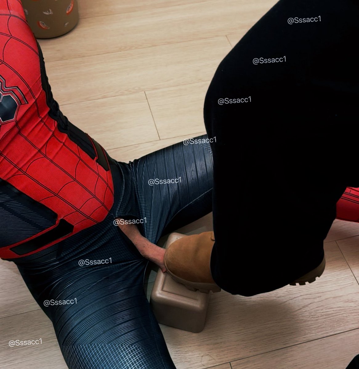 Sssacc1's tweet photo. 预告 踩爽踢爽
还算耐踢🦶
最近咋这么多蜘蛛侠？

#ballbusting #虐蛋 #踢裆 #喷射 https://t.co/OEUepwRrGi