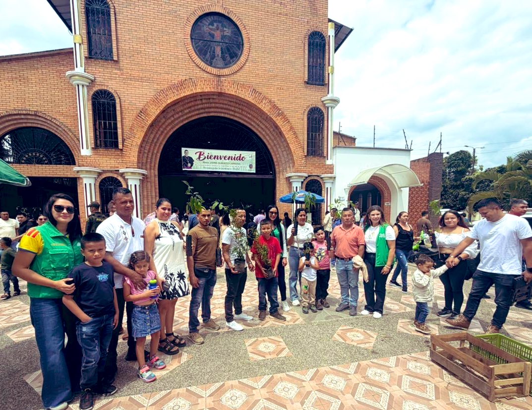 CGONZALEZCAM's tweet photo. Desde la CAM DTS agradecemos a todas las personas que recibieron arbolitos y palmas vivas como un compromiso con la naturaleza, cuidando y protegiendo nuestras biodiversidad. 🌳⛪️🦜🌴⛪️🙏🏻🦜 https://t.co/dWuSemS14y