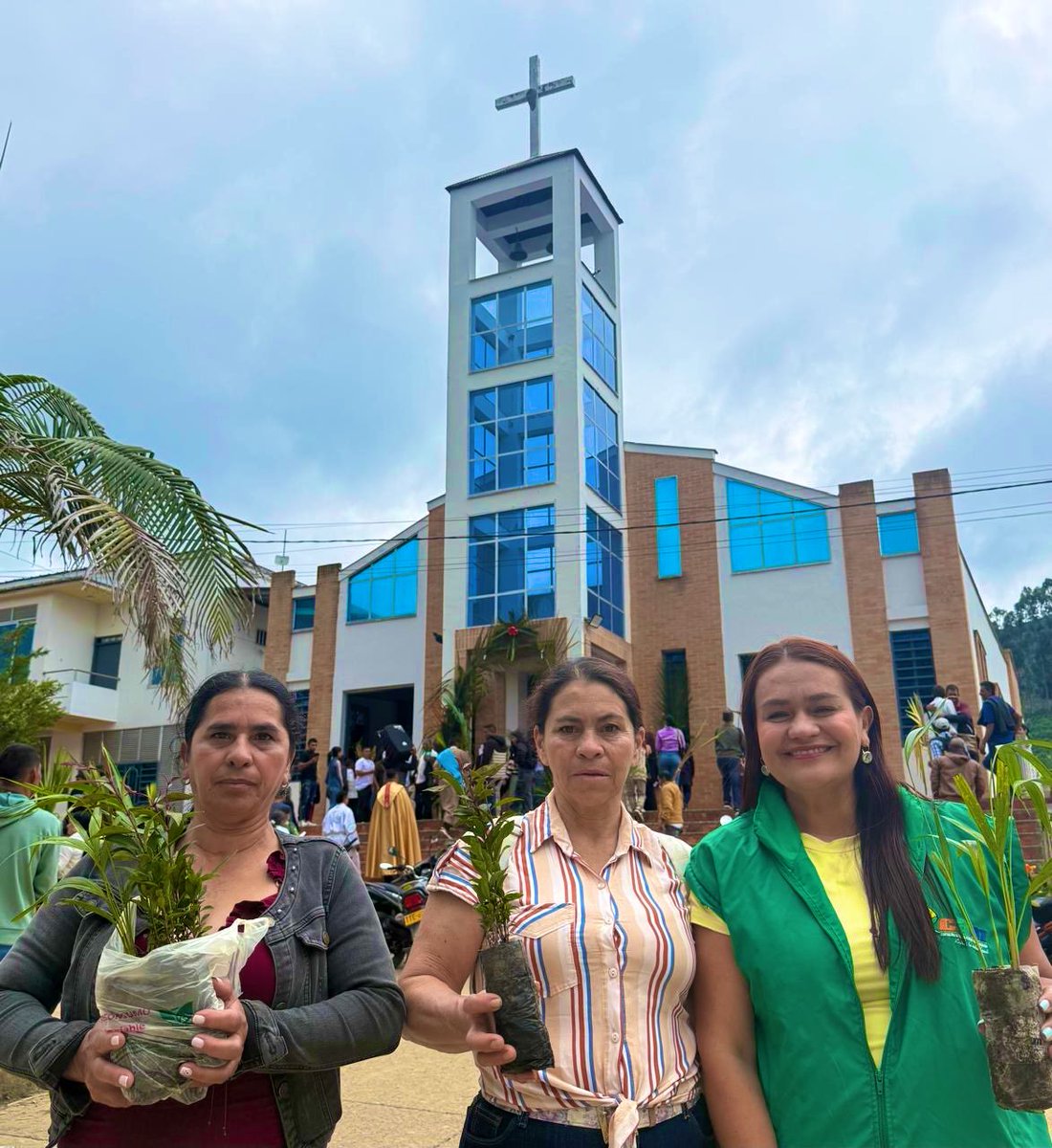 CGONZALEZCAM's tweet photo. Desde la CAM DTS agradecemos a todas las personas que recibieron arbolitos y palmas vivas como un compromiso con la naturaleza, cuidando y protegiendo nuestras biodiversidad. 🌳⛪️🦜🌴⛪️🙏🏻🦜 https://t.co/dWuSemS14y