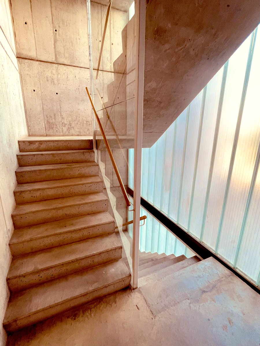 jm_buru's tweet image. L’ @aadipa_com continua recorrent #patrimoni contemporani del país, en el marc de la avui a #Girona

Hem començat pels:

1️⃣ Habitatges de S. Ponç (1994-98)
::::: Arcadi Pla, arq.

1/6