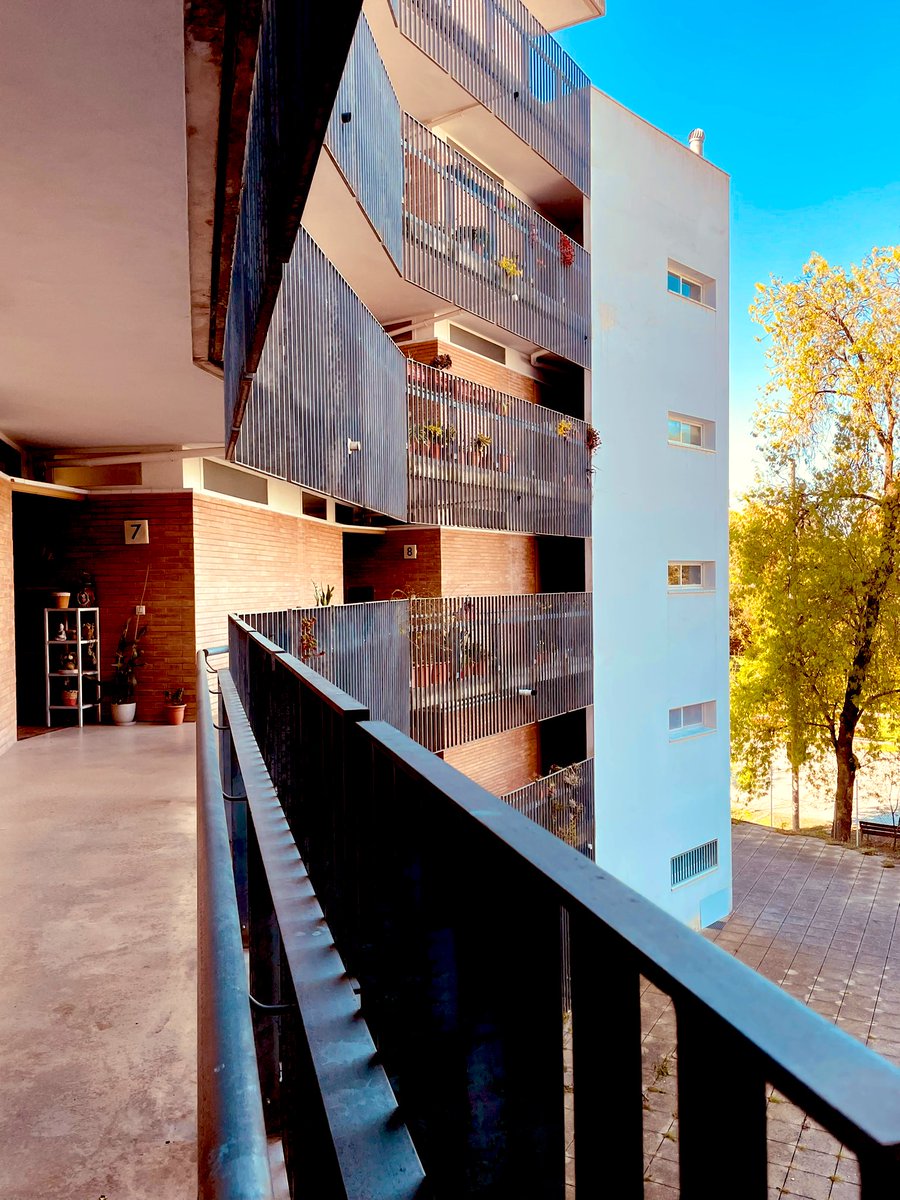 jm_buru's tweet image. L’ @aadipa_com continua recorrent #patrimoni contemporani del país, en el marc de la avui a #Girona

Hem començat pels:

1️⃣ Habitatges de S. Ponç (1994-98)
::::: Arcadi Pla, arq.

1/6