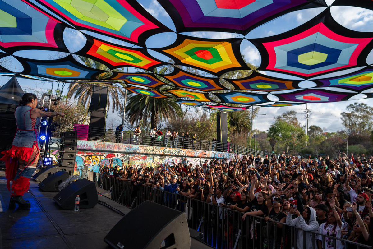 cultura_mx's tweet photo. Rugir Sororas, festival que celebra el liderazgo de las mujeres en la música, las artes urbanas, la gráfica, los emprendimientos creativos y el deporte urbano, se llevó a cabo en el Parque de Cultura Urbana (PARCUR), en la Tercera Sección del Bosque de Chapultepec, como parte del Circuito Nacional de Festivales por la Paz, iniciativa que llevará más de 200 festivales gratuitos a las 32 entidades del país.

Con la participación de @yoss_bones, @dennalaporri, Rixxia y Kebra, el festival impulsó nuevas narrativas de la cultura urbana, promovió la igualdad y fortaleció la participación de las mujeres, al tiempo que generó espacios de encuentro para las juventudes y amplió el acceso a la cultura.

@CC_LosPinos