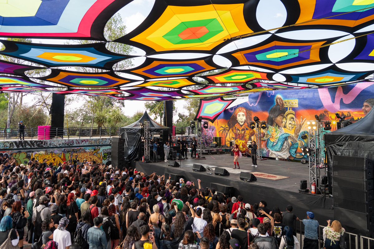 cultura_mx's tweet photo. Rugir Sororas, festival que celebra el liderazgo de las mujeres en la música, las artes urbanas, la gráfica, los emprendimientos creativos y el deporte urbano, se llevó a cabo en el Parque de Cultura Urbana (PARCUR), en la Tercera Sección del Bosque de Chapultepec, como parte del Circuito Nacional de Festivales por la Paz, iniciativa que llevará más de 200 festivales gratuitos a las 32 entidades del país.

Con la participación de @yoss_bones, @dennalaporri, Rixxia y Kebra, el festival impulsó nuevas narrativas de la cultura urbana, promovió la igualdad y fortaleció la participación de las mujeres, al tiempo que generó espacios de encuentro para las juventudes y amplió el acceso a la cultura.

@CC_LosPinos