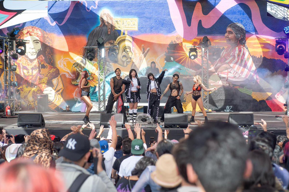 cultura_mx's tweet photo. Rugir Sororas, festival que celebra el liderazgo de las mujeres en la música, las artes urbanas, la gráfica, los emprendimientos creativos y el deporte urbano, se llevó a cabo en el Parque de Cultura Urbana (PARCUR), en la Tercera Sección del Bosque de Chapultepec, como parte del Circuito Nacional de Festivales por la Paz, iniciativa que llevará más de 200 festivales gratuitos a las 32 entidades del país.

Con la participación de @yoss_bones, @dennalaporri, Rixxia y Kebra, el festival impulsó nuevas narrativas de la cultura urbana, promovió la igualdad y fortaleció la participación de las mujeres, al tiempo que generó espacios de encuentro para las juventudes y amplió el acceso a la cultura.

@CC_LosPinos