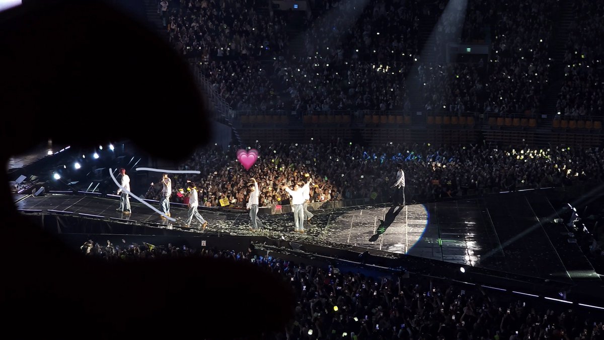 첫콘에서 왠지 모르게 생각이 많아보여 내내 걱정됐는데 오늘 공연에선 내가 봐왔던 너의 모습중 그런 눈물은 처음이라 어쩔 줄을 모르겠더라
마크야 무슨 일이 있는지 행복한지 힘든지 어떤 걱정이 있는지 모르지만 분명한 건 언제까지나 널 응원할 거란 거야
항상 너 편이야 사랑해 울지말고 잘자