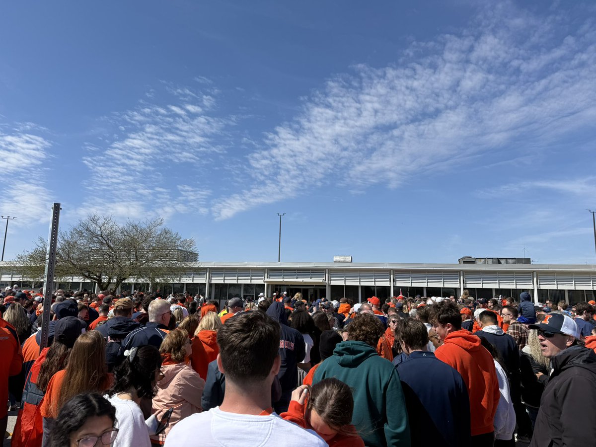 Holesha_17's tweet photo. Big crowd here at Willard Airport waiting for the #Illini to return from Houston with some hardware. https://t.co/3MGgWF4oUe