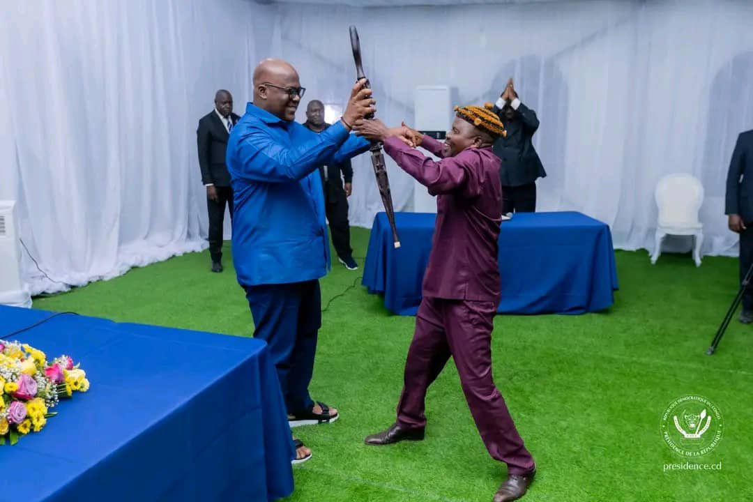 JustinParadoxe's tweet photo. #RDC|🇨🇩 Au retour de son itinérance à Kikwit, le Chef de l’État, Félix-Antoine Tshisekedi a eu des échanges avec les autorités traditionnelles et coutumières du Kwilu, à Bandundu-ville, autour du renforcement de la cohésion nationale et des enjeux sécuritaires : « Restez vigilants. L’ennemi est sur notre territoire. 

Signalez tout mouvement suspect ». Les chefs traditionnels ont exprimé au Président de la République leurs vives préoccupations sur les contraintes qui empêchent l’essor de la province du Kwilu et ont réaffirmé leur soutien à son endroit.

@Presidence_RDC @FelixUdps @shabani_lukoo @Interieur_RDC