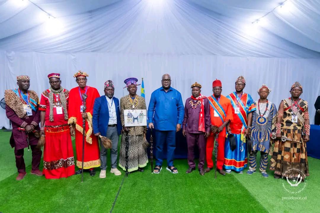 JustinParadoxe's tweet photo. #RDC|🇨🇩 Au retour de son itinérance à Kikwit, le Chef de l’État, Félix-Antoine Tshisekedi a eu des échanges avec les autorités traditionnelles et coutumières du Kwilu, à Bandundu-ville, autour du renforcement de la cohésion nationale et des enjeux sécuritaires : « Restez vigilants. L’ennemi est sur notre territoire. 

Signalez tout mouvement suspect ». Les chefs traditionnels ont exprimé au Président de la République leurs vives préoccupations sur les contraintes qui empêchent l’essor de la province du Kwilu et ont réaffirmé leur soutien à son endroit.

@Presidence_RDC @FelixUdps @shabani_lukoo @Interieur_RDC