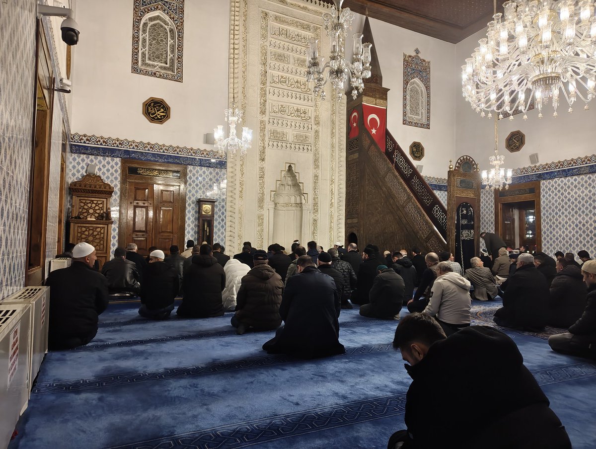 LayyLayyLom tweet media