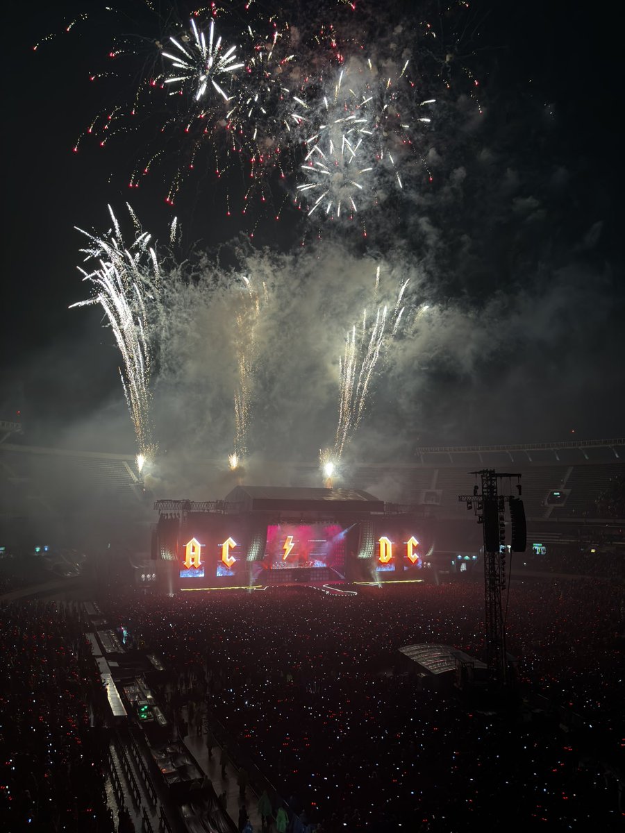 juanfcane1's tweet image. No hay palabras para explicar lo que se vivió en la segunda fecha, rock puro de alto voltaje, un Angus de 70 años lleno de energía y con ganas de tocar, que viva el rock, que viva AC⚡️DC, larga vida Angus young, brian, a todos y a los que se fueron malcom y bon 🕊️