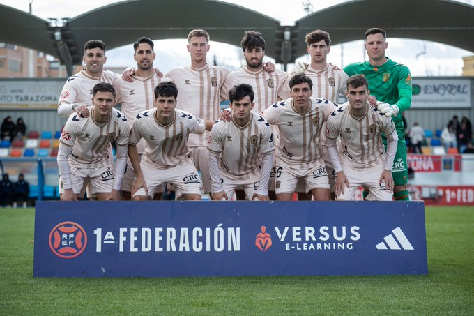 GradaBpro's tweet photo. Es el equipo más en forma de toda la 1RFEF.

El @CD_Eldense, sigue a lo bajini, pero ya está a 2 puntos del ascenso directo.

Llegan en plena forma al tramo decisivo de la temporada. https://t.co/JdA2UEtEN6