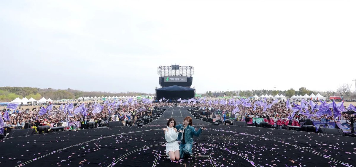 260330 바이신위 쥬이신 도우인🐶🐽
—
👭。
# 常州汽水音乐节 # 水瓶金牛 # 姐妹情深
—
#baixinyu #柏欣妤 #zhuyixin #朱怡欣