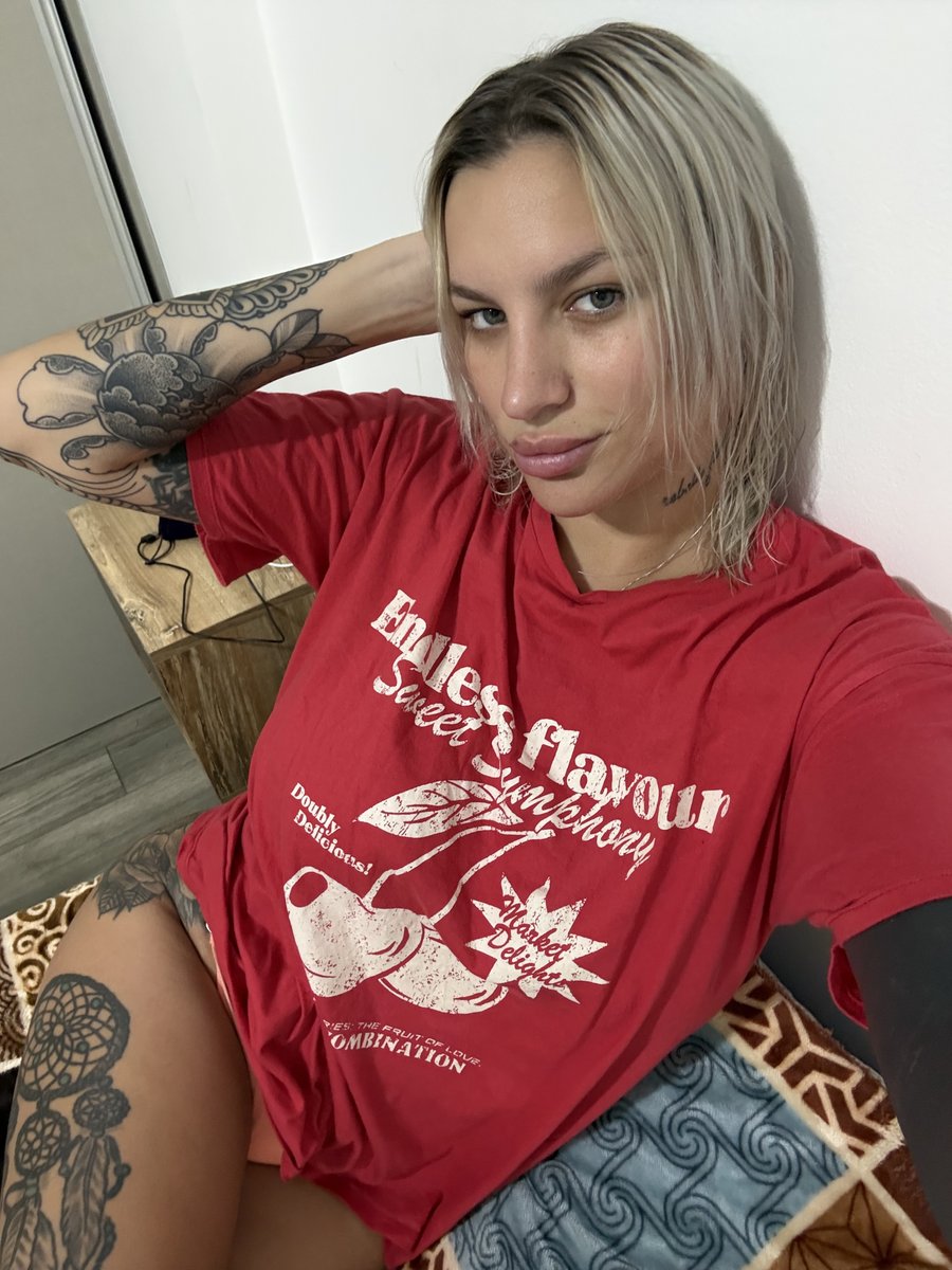 Julie 😽 tweet media