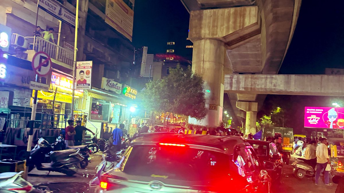 કોમર્સ છ રસ્તા ઉપર આ કેફે અને પાન પાર્લર ના લીધે વારંવાર રોડ પર ટ્રાફિક આજે તો એમ્બ્યુલન્સ પણ ફસાઈ છતાં કોઈ કાર્યવાહી નહીં  <a href="/AhmedabadPolice/">Ahmedabad Police અમદાવાદ પોલીસ</a> <a href="/GujaratPolice/">Gujarat Police</a> કાર્યવાહી કરસો એવી આશા 
લોક મુખે ચર્ચા કે હપ્તા સિસ્ટમ છે તો કાર્યવાહી નામ પૂરતી હસે નકર નહીં
