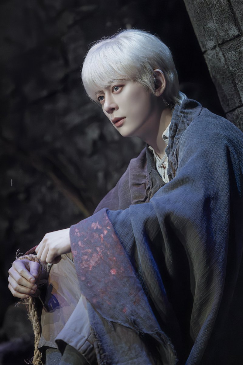 qhotograqhy's tweet photo. 26.03.02 뮤지컬 나르치스와 골드문트 스페셜 커튼콜 「마리아브론」

‘골드문트’ #동현 배우님 https://t.co/OGBtfxYTXo