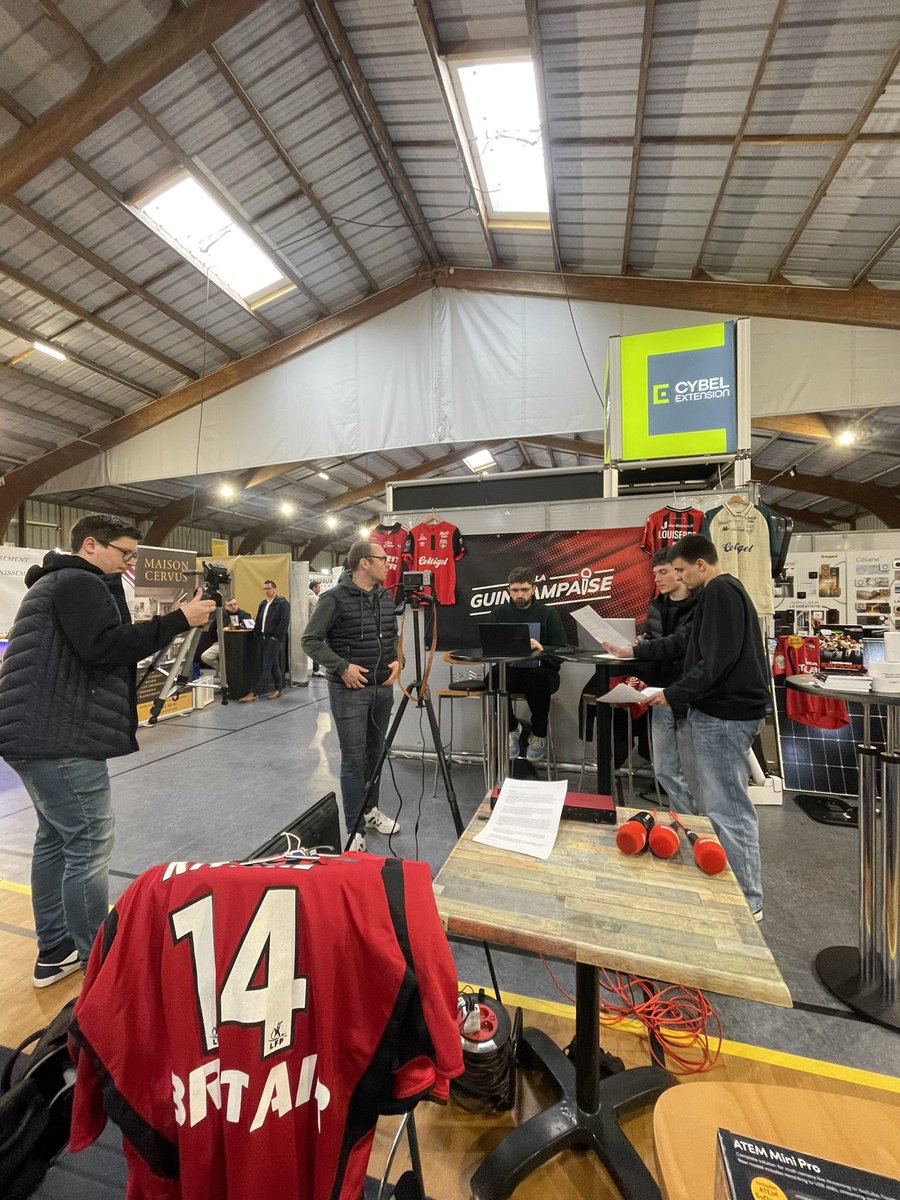 ALaGuingampaise's tweet photo. 🎬 C’est dans la boîte !
📺 Ce lundi à 19h sur YouTube, #EnAvantMatch spécial au Salon de l’Habitat.
👕 Au programme : l’actualité guingampaise, le reportage sur la préparation du vestiaire, la collection de Dylan Louiserre et nos maillots coup de cœur ❤️
À demain 😍 https://t.co/awxeYPaCHZ