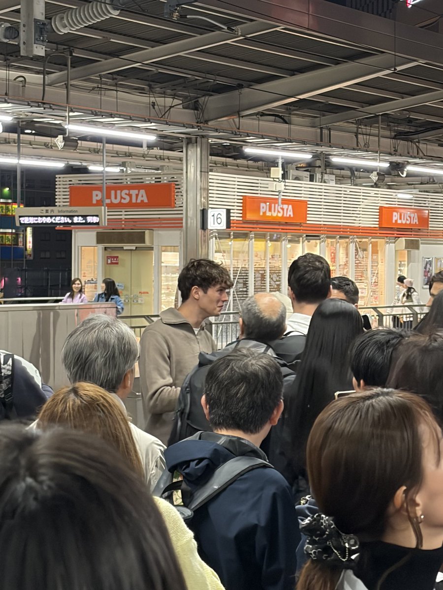 journalofkaat's tweet image. Ollie Bearman at the train station after the race 🥹

credit: @OfficialTAMAO_ &amp;amp; @_mayo_chi