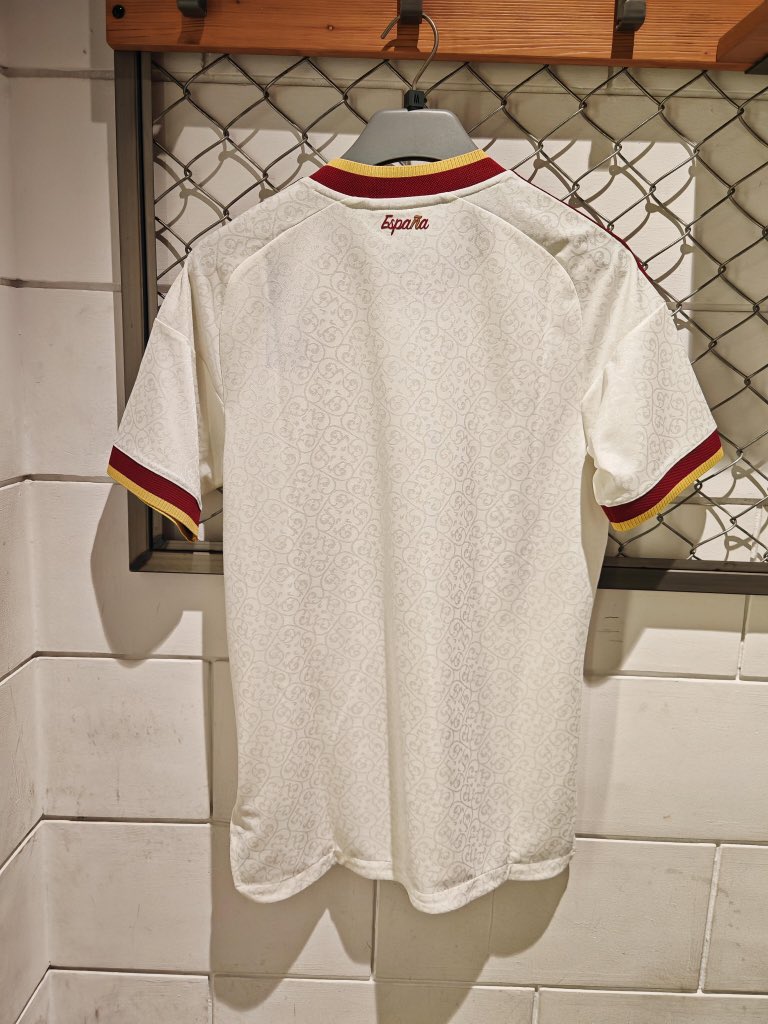 La camiseta más perfecta del año

👉🏻 kitsoc.com/collections/sp…