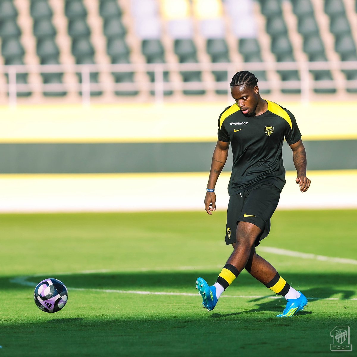 دحَم tweet media