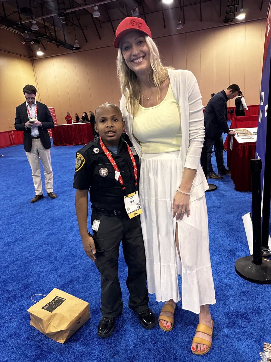 RWBMAGAZINE's tweet image. Was so excited to meet DJ Daniel, honorary Secret Service, at CPAC and gift him a copy of our March issue of REDWHITEBLUE Magazine 🇺🇸🔥☺️ #homeschool #homeschooling #childrensmagazine